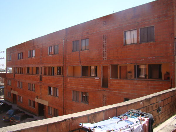 Edifício residencial em tijolos e roupas no varal