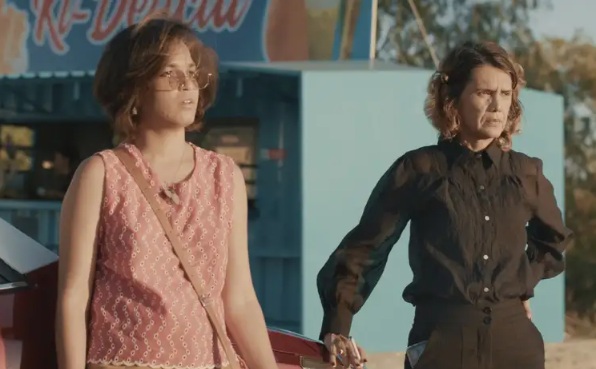 Mulheres Contemplativas em Cenário Exterior com Kiosque