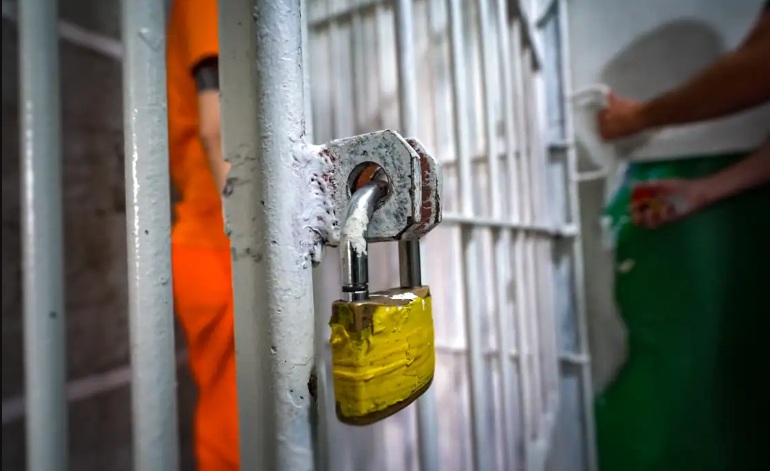 Prisão, Cadeado e Confinamento: Reflexões sobre o Sistema Prisional