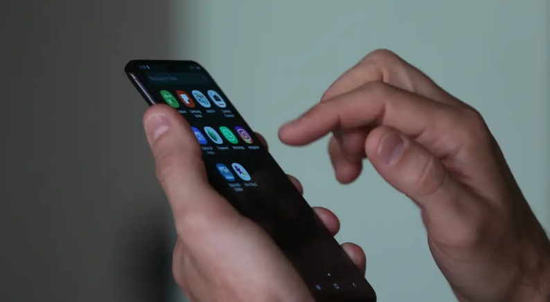 Mãos Interagindo com Smartphone: Conexão Digital