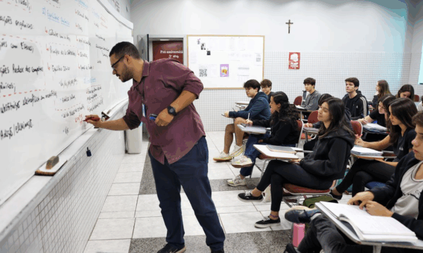 Professor e Alunos em Sala de Aula: Aprendizagem e Educação.