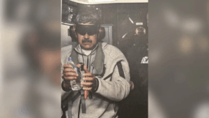 Homem vendado em tarefa: Desafio, foco e resiliência