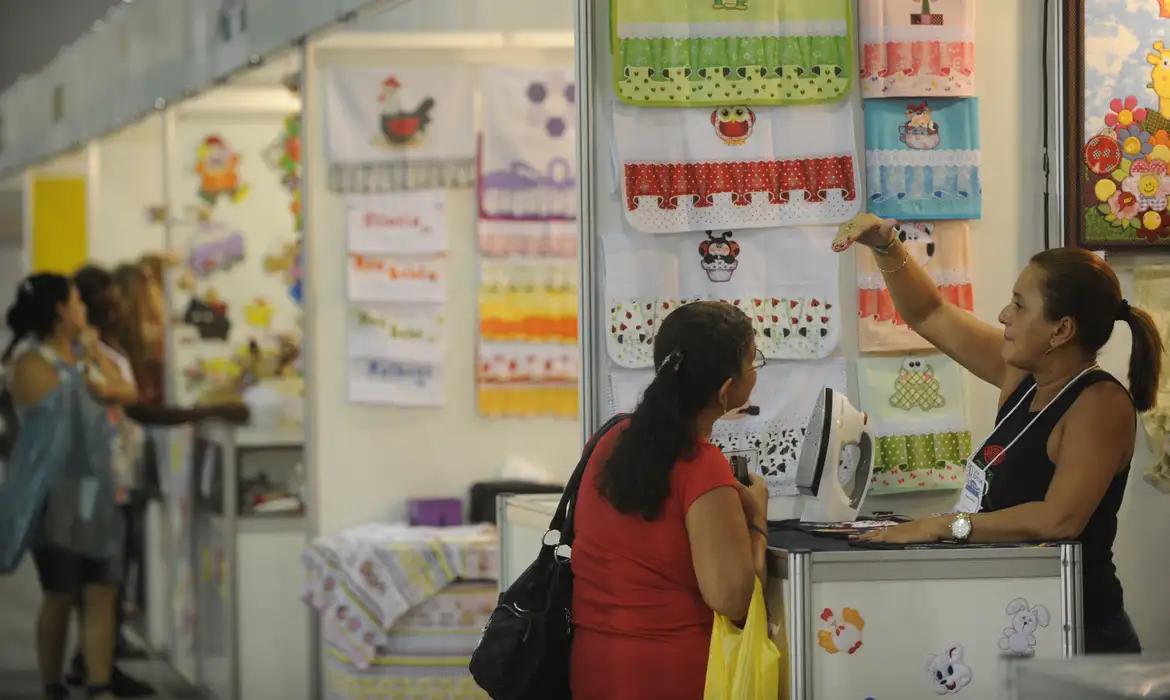 Feira de Artesanato: Mulheres Expondo Produtos Manuais