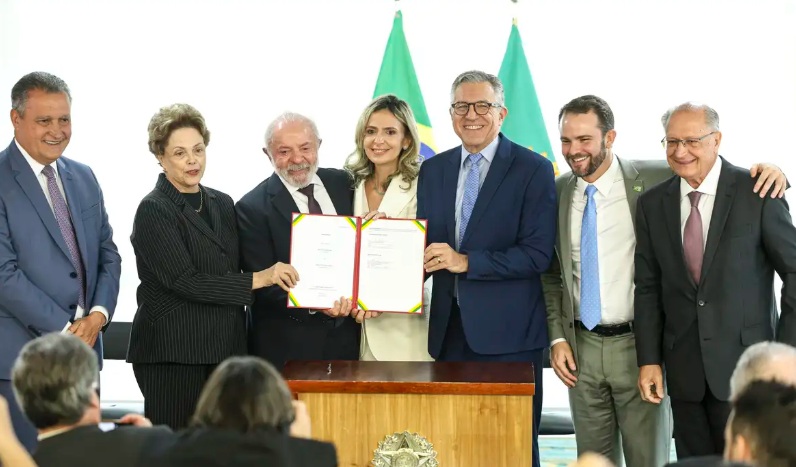 Lula e Ministros Celebram Acordo Oficial