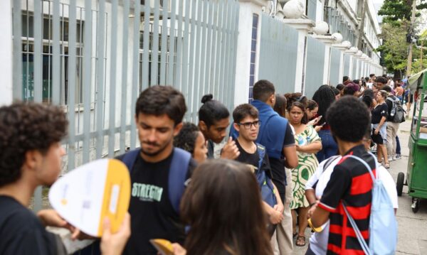 Jovens em Longa Fila: Educação, Acesso e Oportunidades
