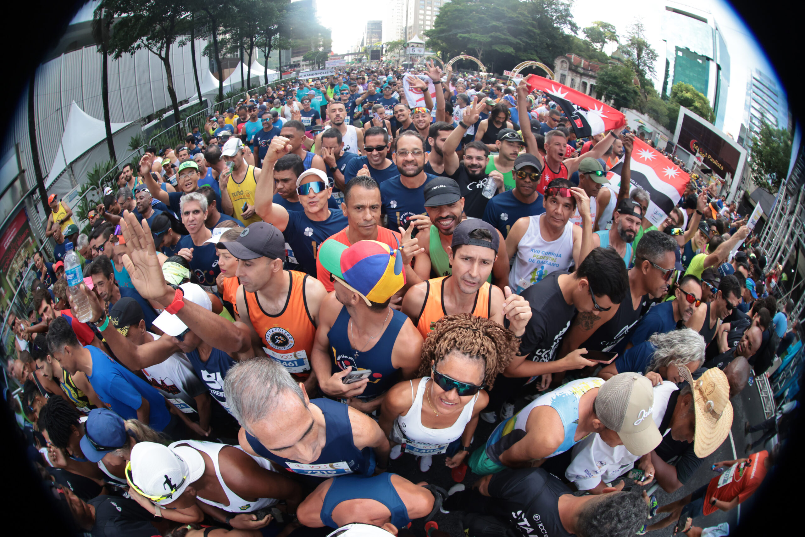 Multidão vibrante em corrida de rua urbana