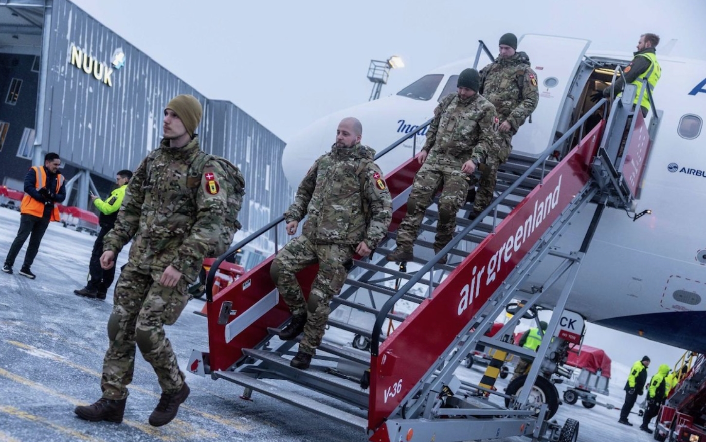 Soldados desembarcam em Nuuk, Groenlândia: Presença militar nórdica.
