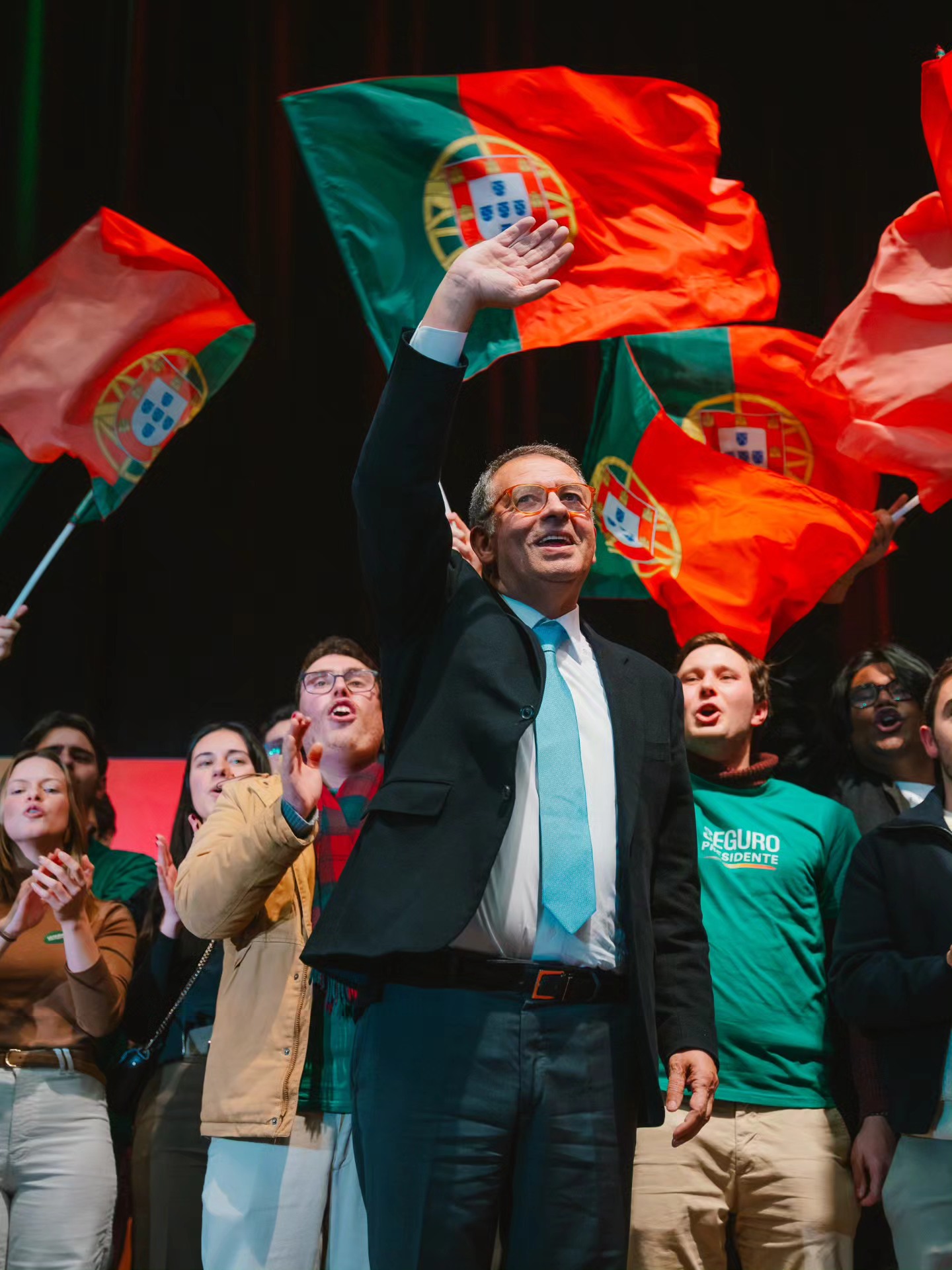 António Seguro saúda apoiadores com bandeiras portuguesas em comício