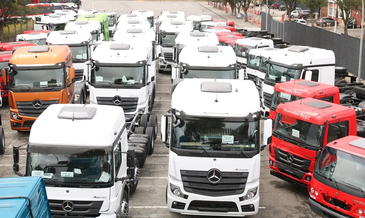 Frota de Caminhões Mercedes-Benz Novos em Pátio Industrial