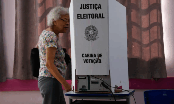Eleitora idosa votando em cabina da Justiça Eleitoral
