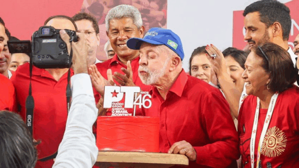 Lula celebra 46 anos do PT com bolo festivo