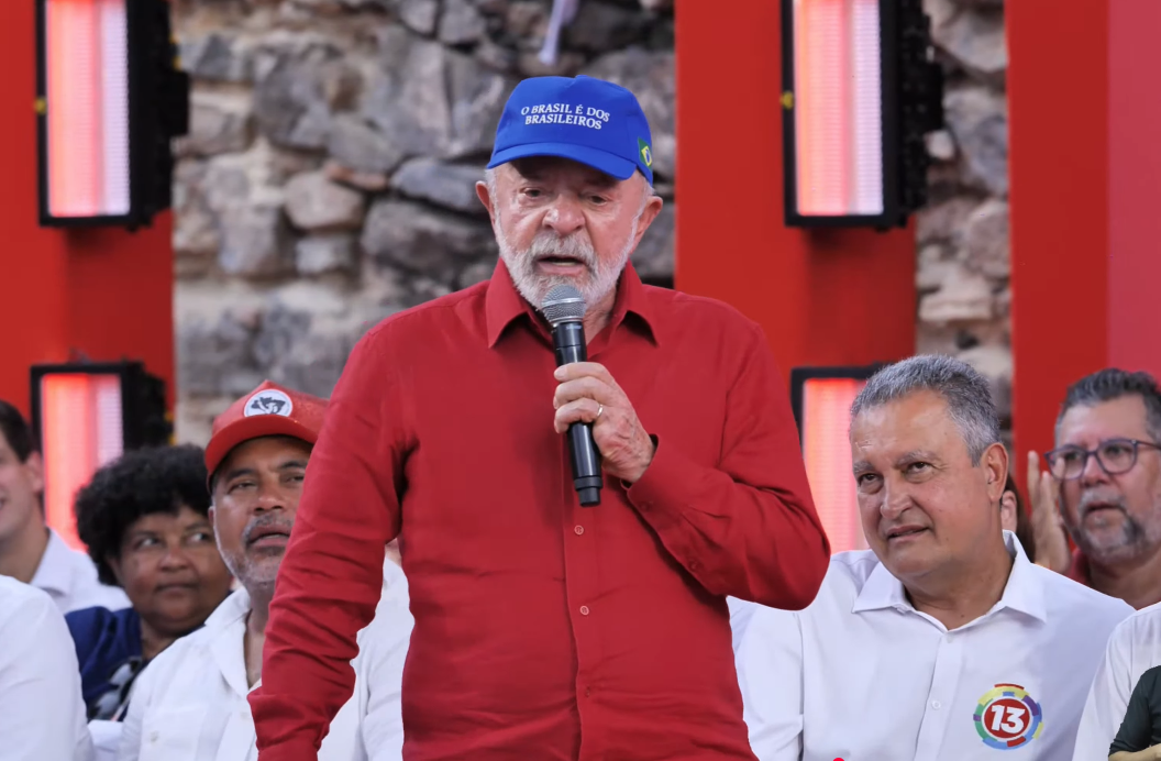 Lula discursa em comício com apoiadores