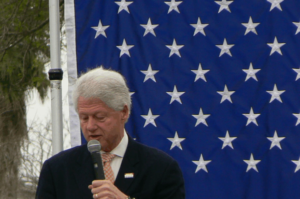 Bill Clinton Discursando com Bandeira Americana