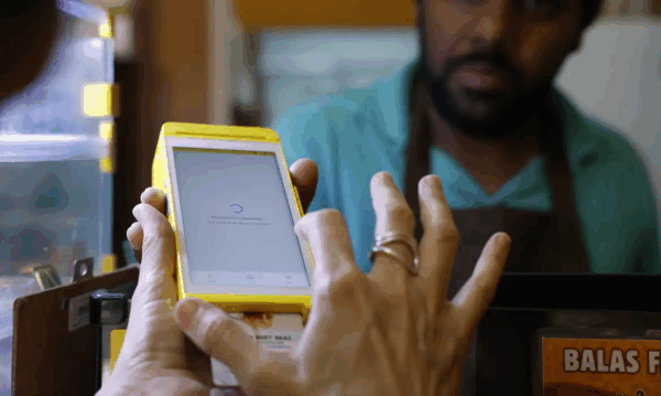 Pagamento Digital: Cliente e Vendedor em Comércio Local