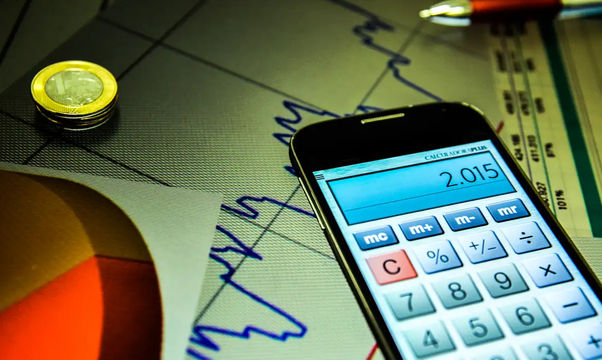 Análise Financeira Digital: Cálculos, Moedas e Gráficos