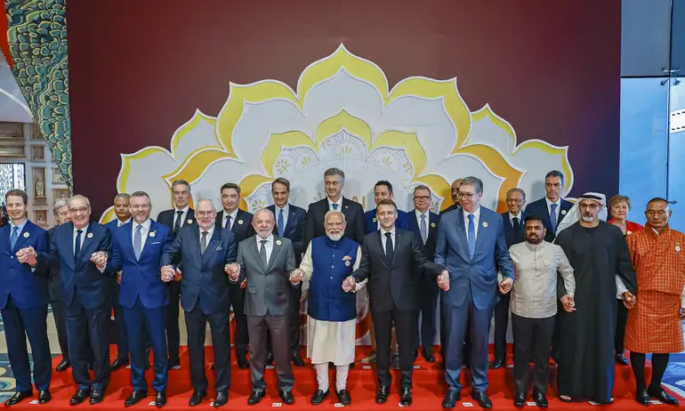 Líderes Mundiais De Mãos Dadas em Cúpula Global