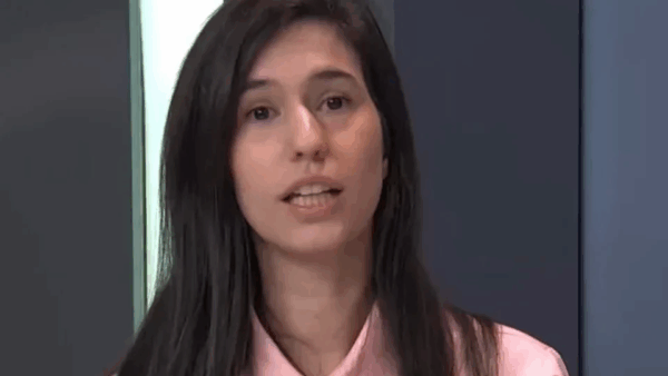 Mulher Jovem em Expressão de Fala e Engajamento