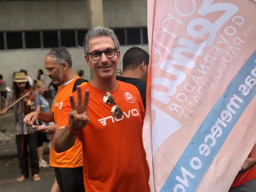 Campanha Partido Novo: apoiador sorridente e gesto "3"
