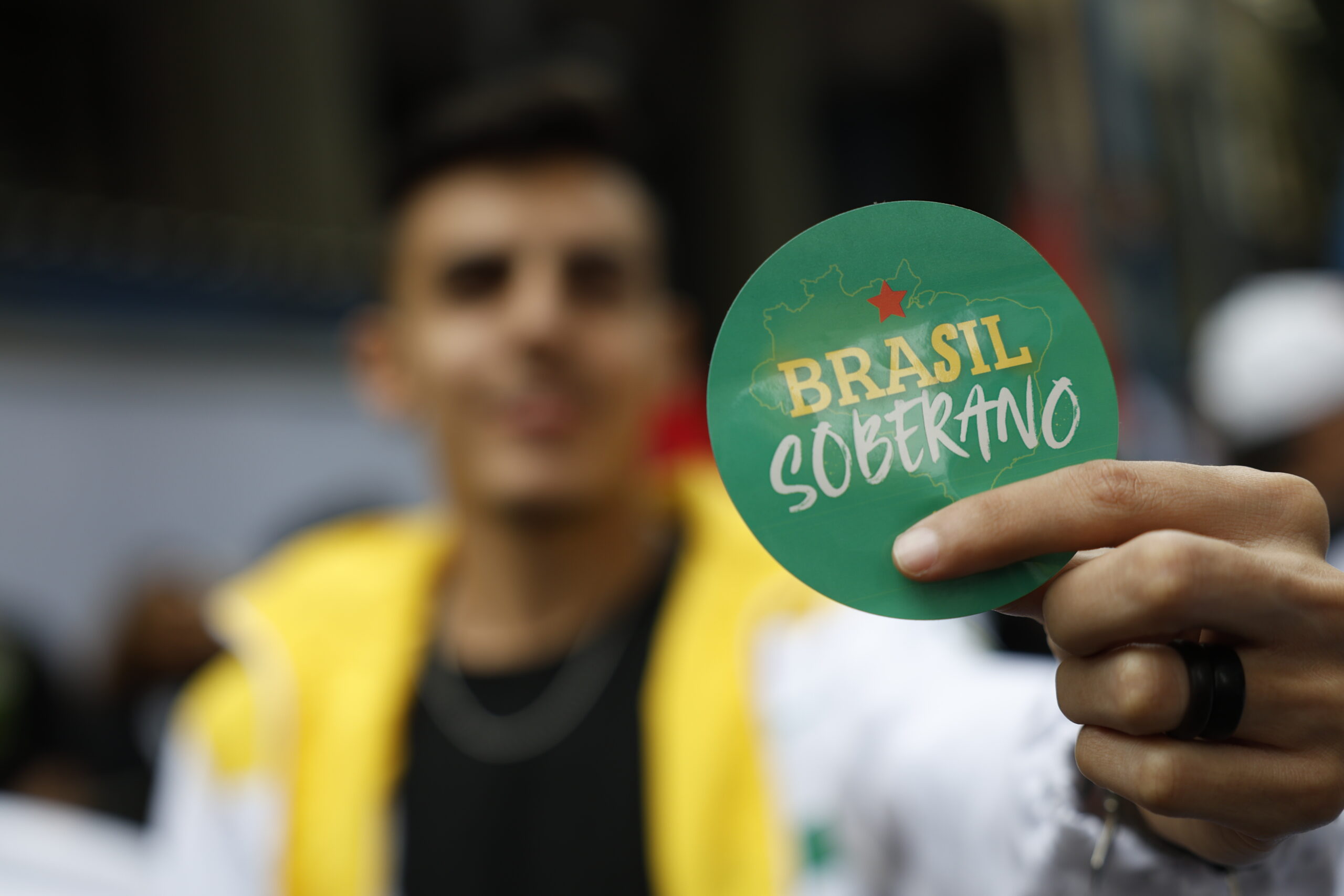 Brasil Soberano: Jovem exibe adesivo político com estrela vermelha