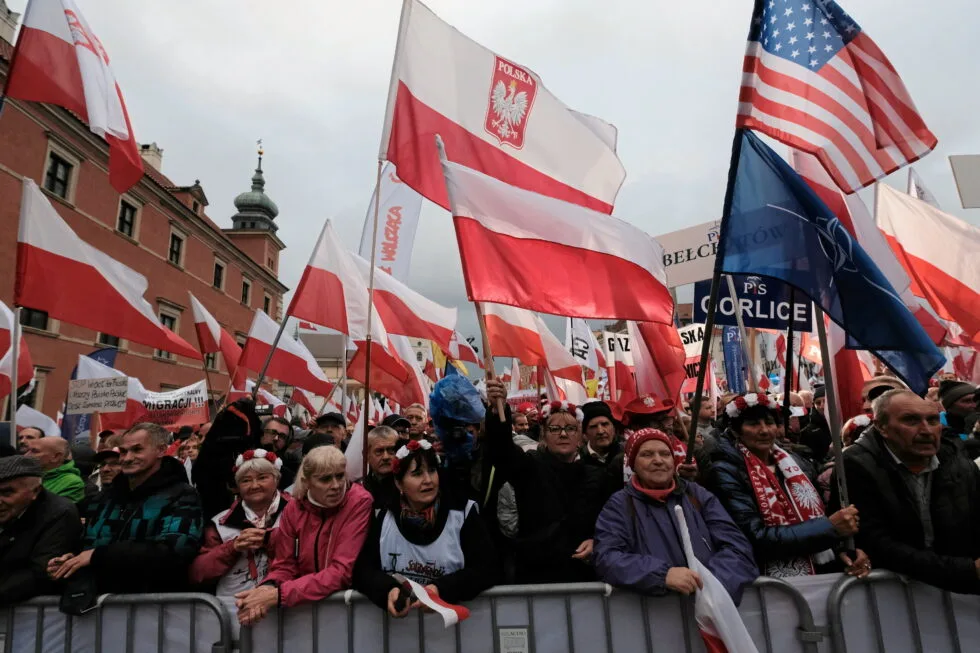 Multidão Polonesa: Bandeiras Nacionais, EUA e OTAN