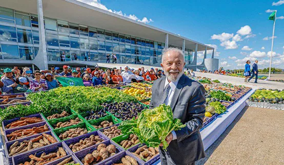imagem do presidente lula com vários produtos agricolas