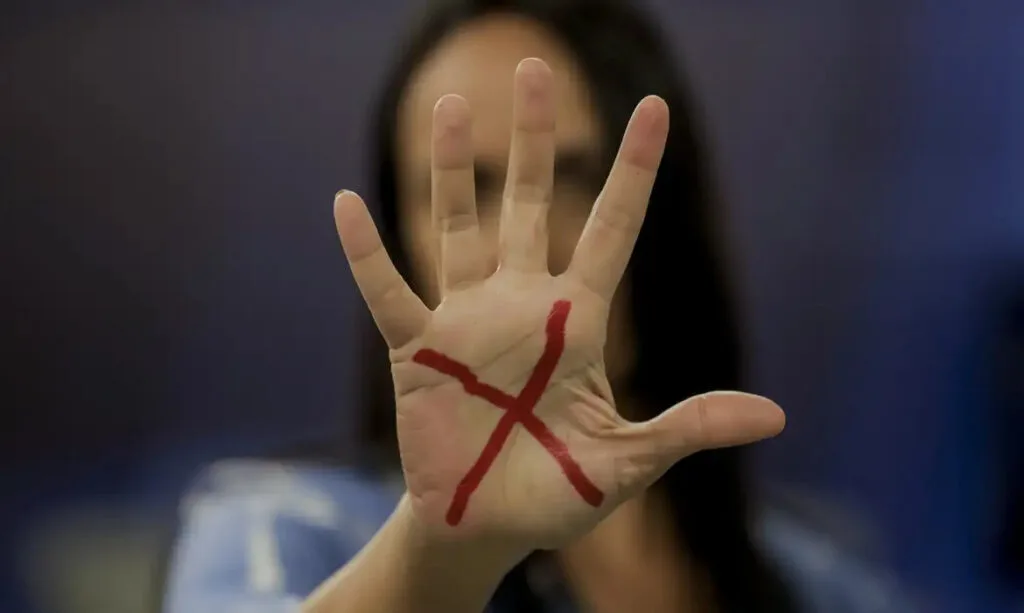 Mão com X Vermelho: Símbolo de Não à Violência
