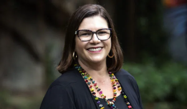 Retrato de Mulher Sorridente com Óculos e Colar Colorido