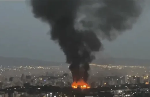 Grande Incêndio Urbano Noturno: Fumaça Negra Sobre a Cidade