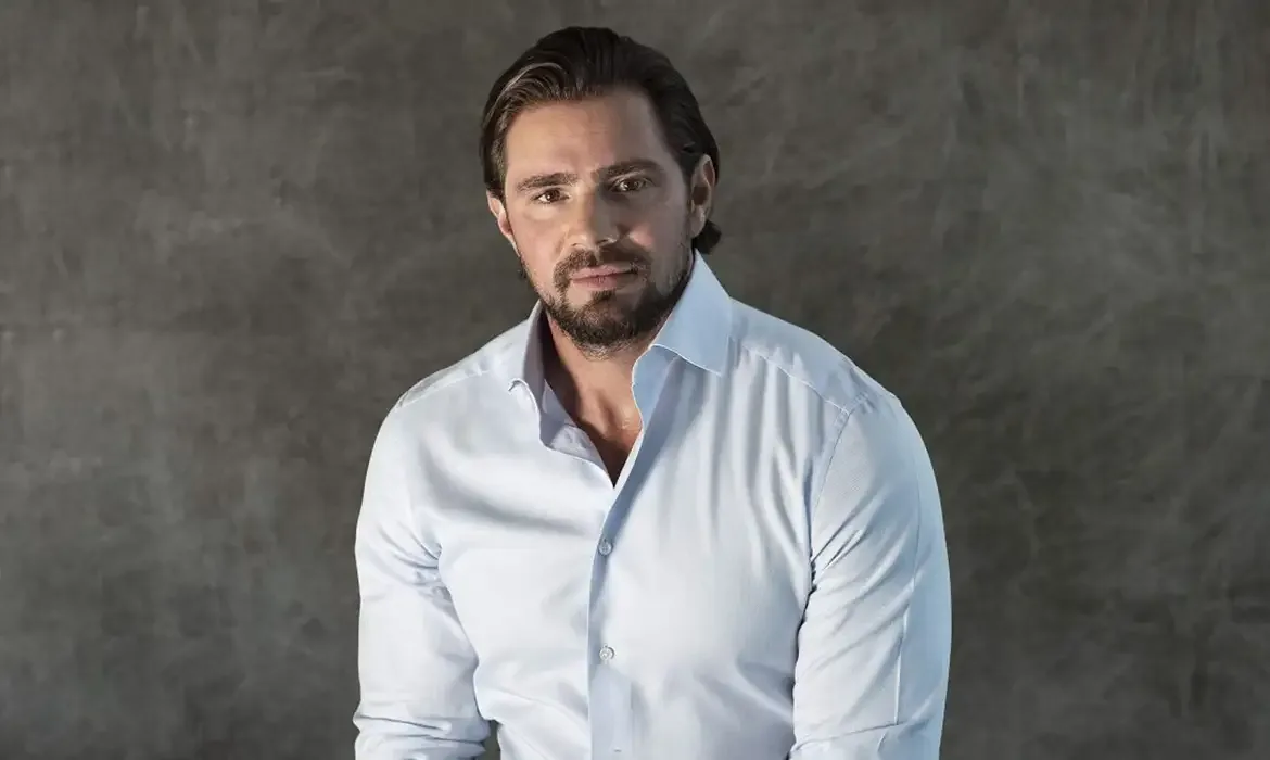 Retrato Profissional: Homem com Barba e Camisa Clara