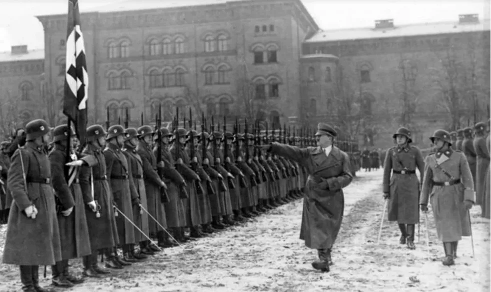 Hitler inspecionando tropas nazistas, Segunda Guerra Mundial