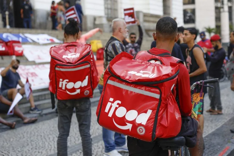 Sem atender trabalhadores, projeto de regulamentação das plataformas tem votação adiada