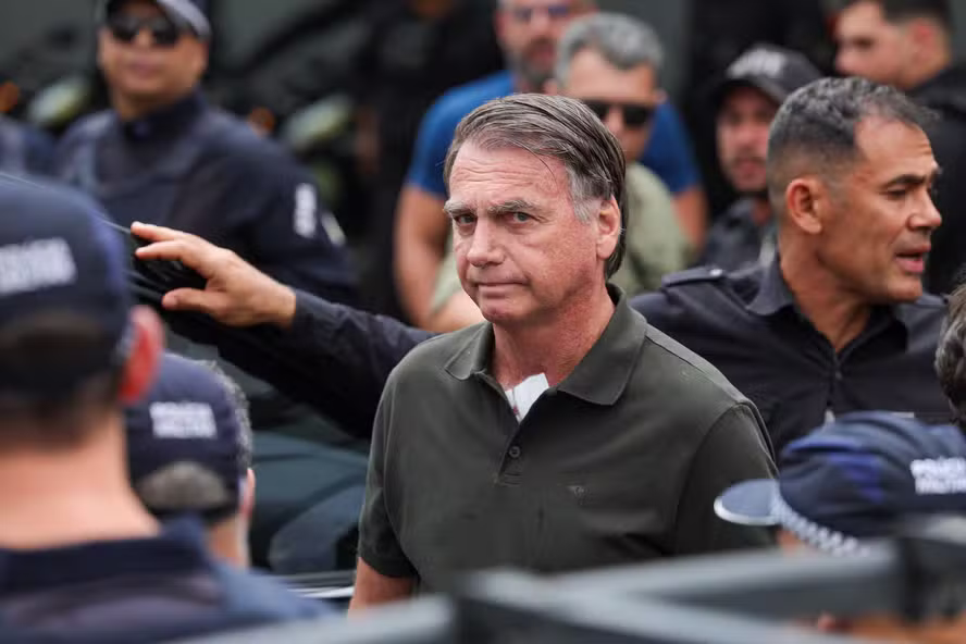 Bolsonaro depõe sobre pistola registrada em seu nome na véspera de decisão sobre domiciliar