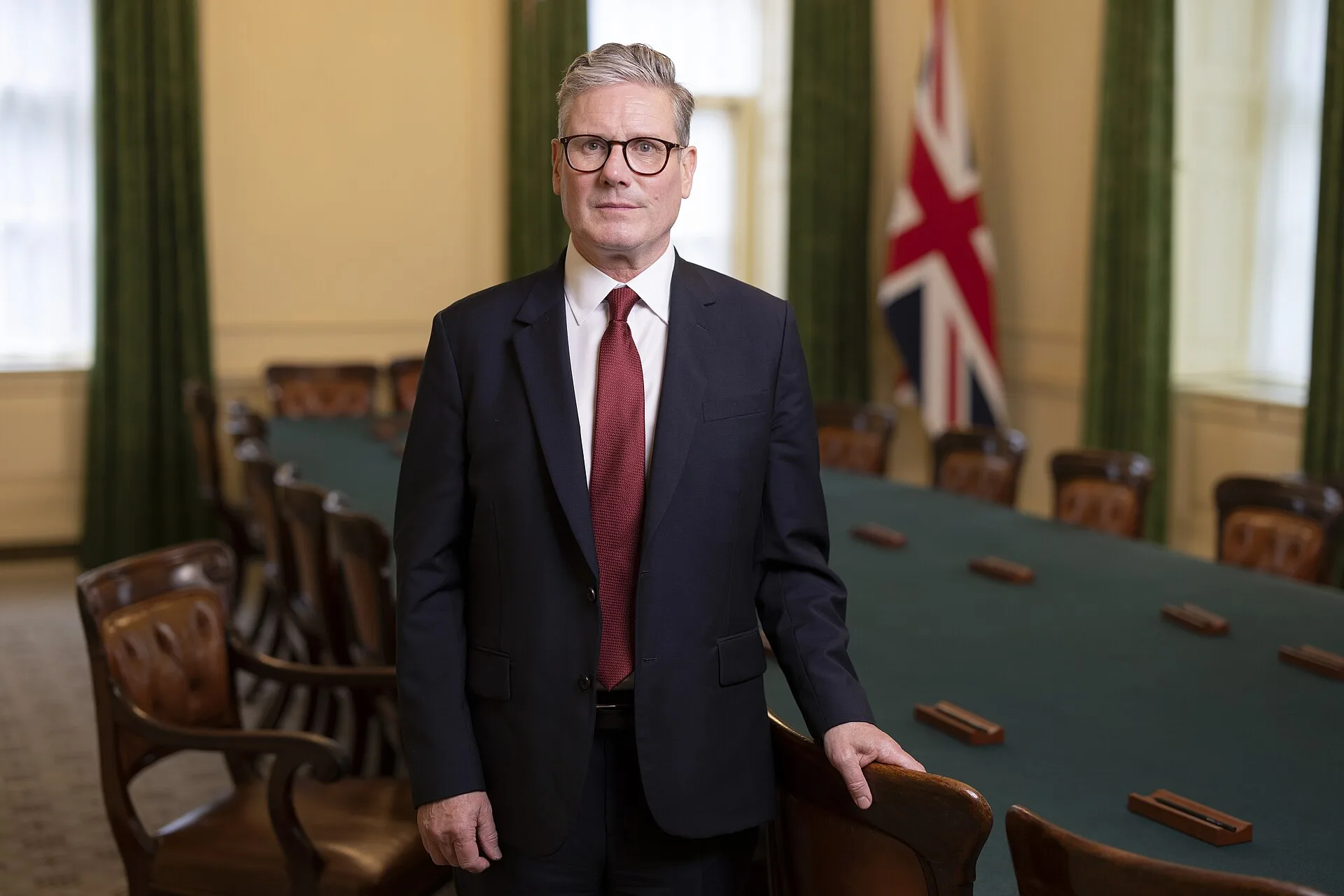 Keir Starmer anuncia renúncia e abre disputa pela liderança do Reino Unido