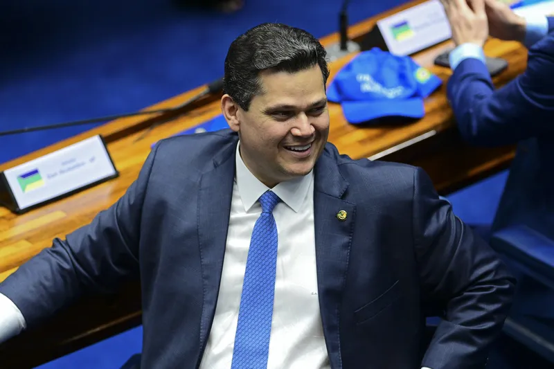 Congresso abre semana com 6x1, maioridade penal e educação domiciliar no centro da pauta