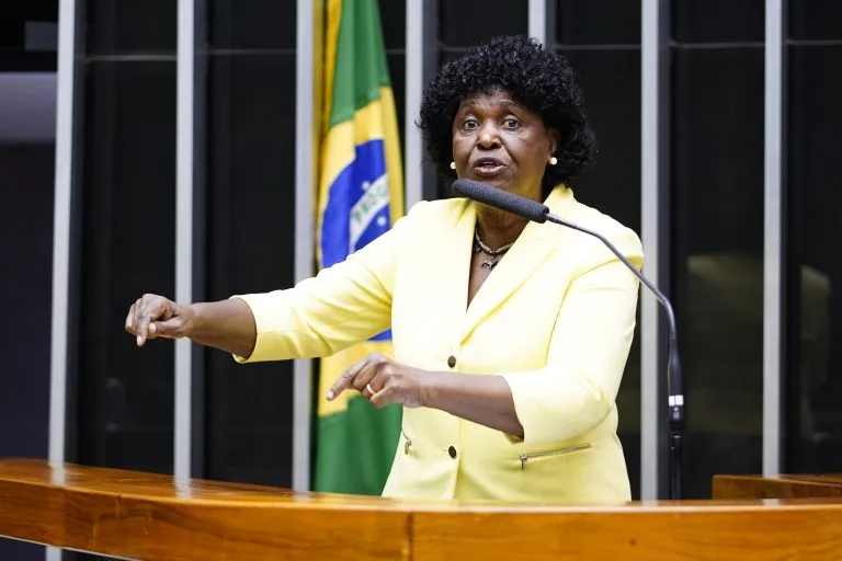 Benedita da Silva apresenta projeto de lei para blindar o PIX de pressões externas
