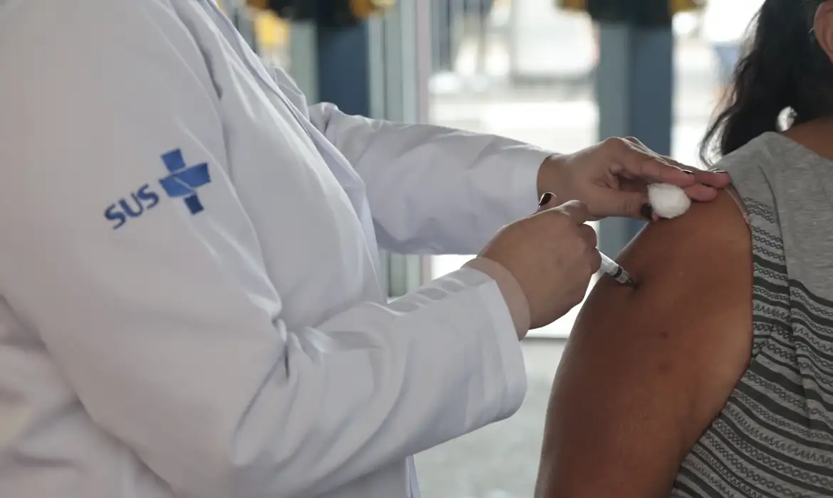 Vacina da gripe segue disponível enquanto Brasil recupera cobertura vacinal
