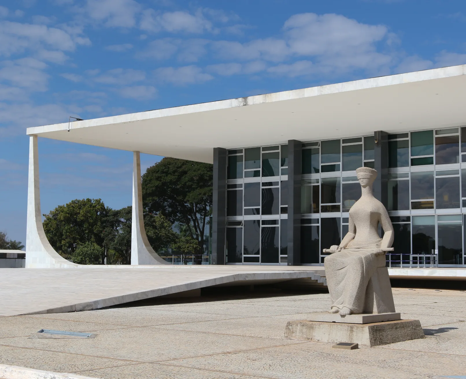 estátua da Justiça em frente a sede do Supremo Tribunal Federal Brasília Distrito Federal