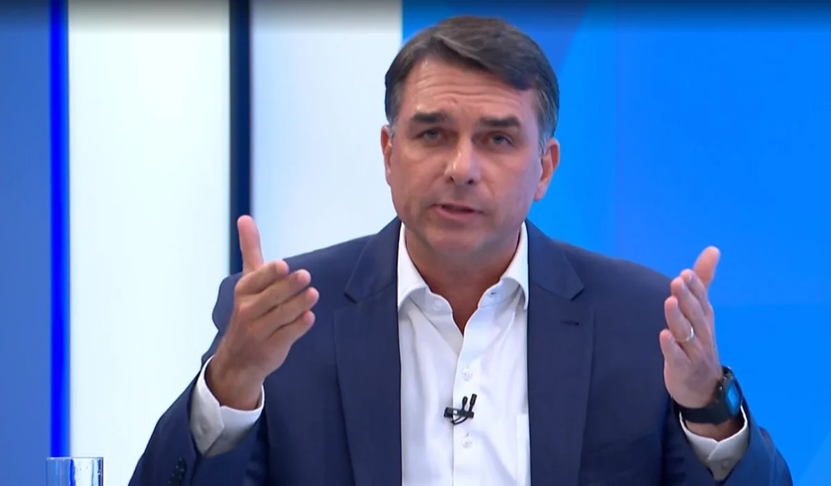 Escritório de Flávio Bolsonaro recebeu R$ 4 milhões de advogado que dependia do Senado para seguir em órgão do MP